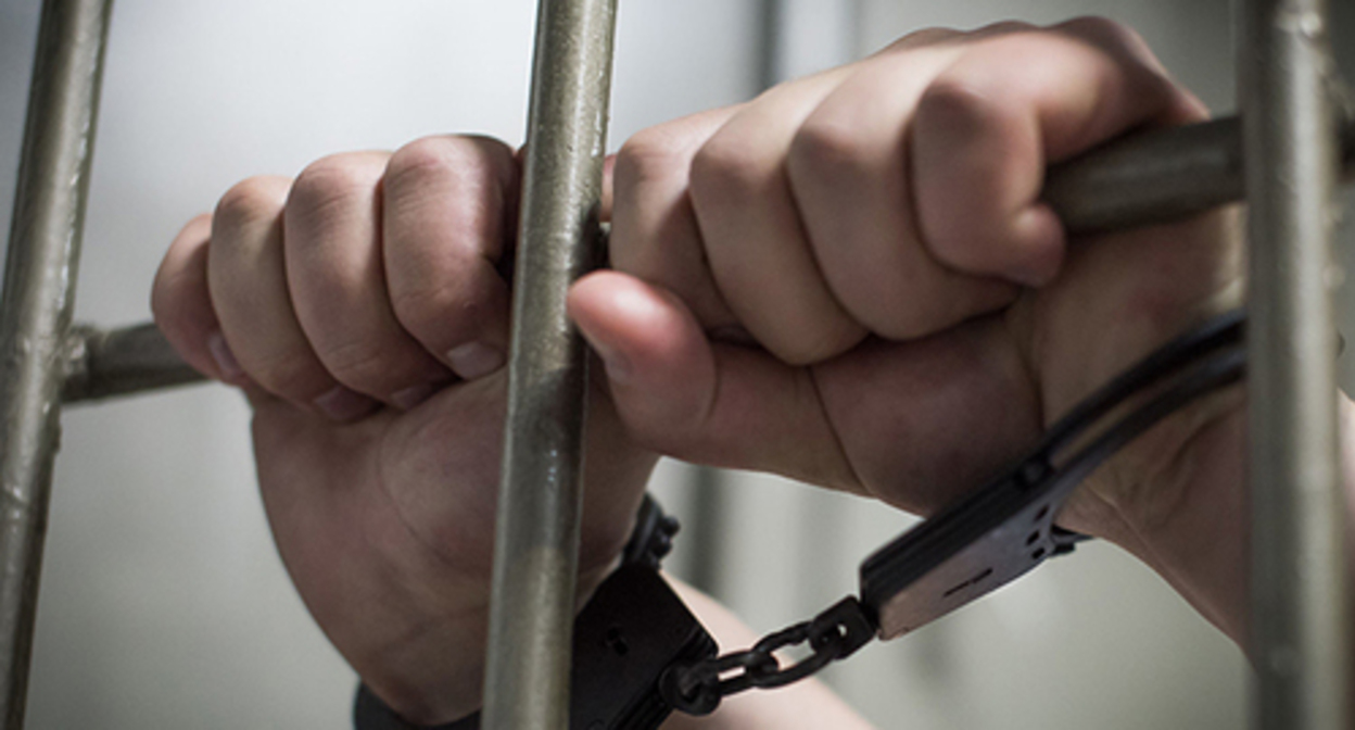 Hands in handcuffs. Photo by Yelena Sineok, Yuga.ru Hands in handcuffs. Photo by Yelena Sineok, Yuga.ru