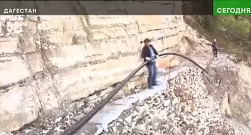 Residents of the highland village of Kharakhi in Dagestan build a water pipeline. Screenshot of the video https://www.instagram.com/p/CjpMEjfoLhb/ Residents of the highland village of Kharakhi in Dagestan build a water pipeline. Screenshot of the video https://www.instagram.com/p/CjpMEjfoLhb/