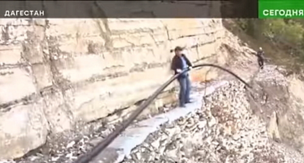 Residents of the highland village of Kharakhi in Dagestan build a water pipeline. Screenshot of the video https://www.instagram.com/p/CjpMEjfoLhb/ Residents of the highland village of Kharakhi in Dagestan build a water pipeline. Screenshot of the video https://www.instagram.com/p/CjpMEjfoLhb/