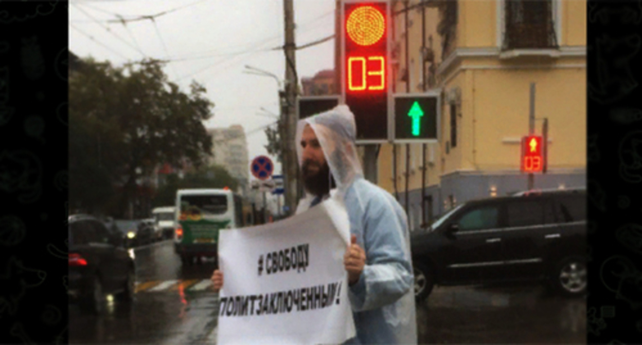 Idris Yusupov at a solo picket. Screenshot https://t.me/chernovik/39016 Idris Yusupov at a solo picket. Screenshot https://t.me/chernovik/39016