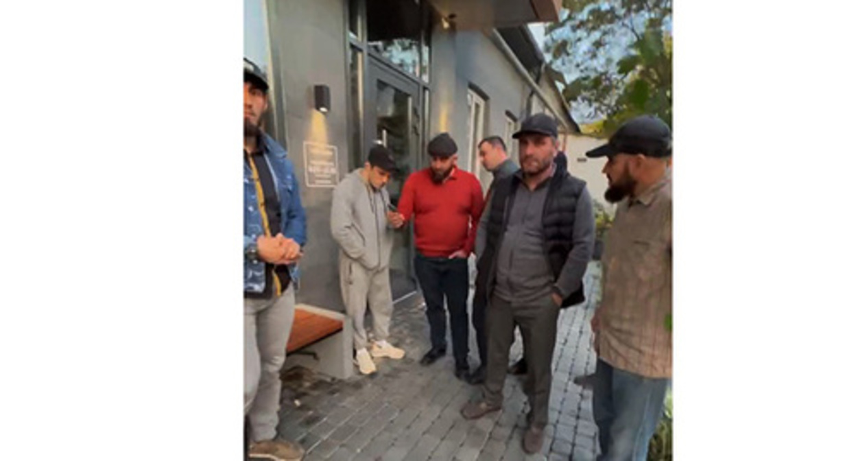 A group of residents of Dagestan has gathered in Makhachkala near the store to demand an apology from the organizers of the show. October 19, 2022. Screenshot of the video https://t.me/ushanka05/4040 A group of residents of Dagestan has gathered in Makhachkala near the store to demand an apology from the organizers of the show. October 19, 2022. Screenshot of the video https://t.me/ushanka05/4040