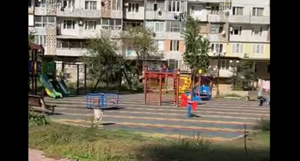 A children's playground in the yard of an apartment block in Peter I Avenue in Makhachkala where the developer is planning to build a multi-storey building. Screenshot of a video posted on Telegram A children's playground in the yard of an apartment block in Peter I Avenue in Makhachkala where the developer is planning to build a multi-storey building. Screenshot of a video posted on Telegram