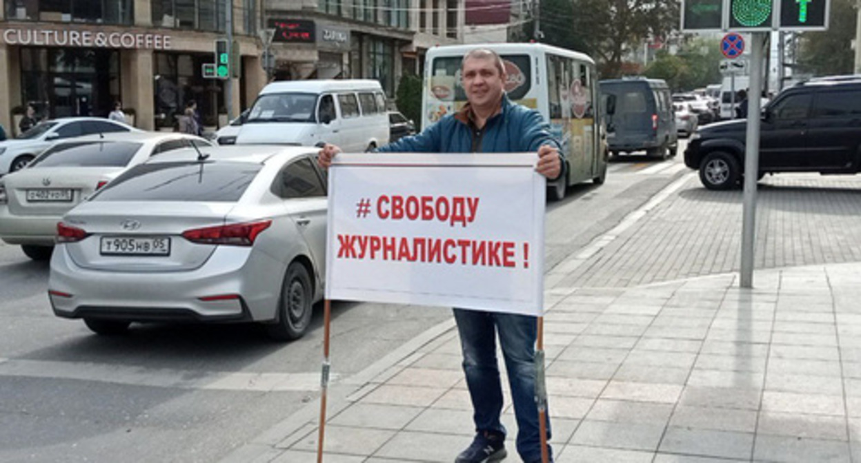 A solo picket in Makhachkala. October 24, 2022. Photo from the Telegram channel of the newspaper “Chernovik” A solo picket in Makhachkala. October 24, 2022. Photo from the Telegram channel of the newspaper “Chernovik”