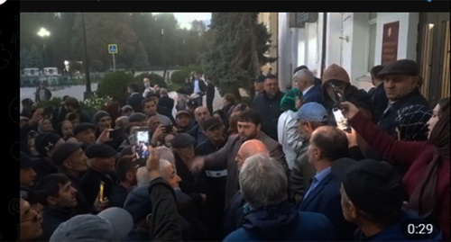 More than 100 people gathered in central Makhachkala. October 24, 2022. Screenshot of the video https://t.me/dagestanRD/24276Б More than 100 people gathered in central Makhachkala. October 24, 2022. Screenshot of the video https://t.me/dagestanRD/24276Б