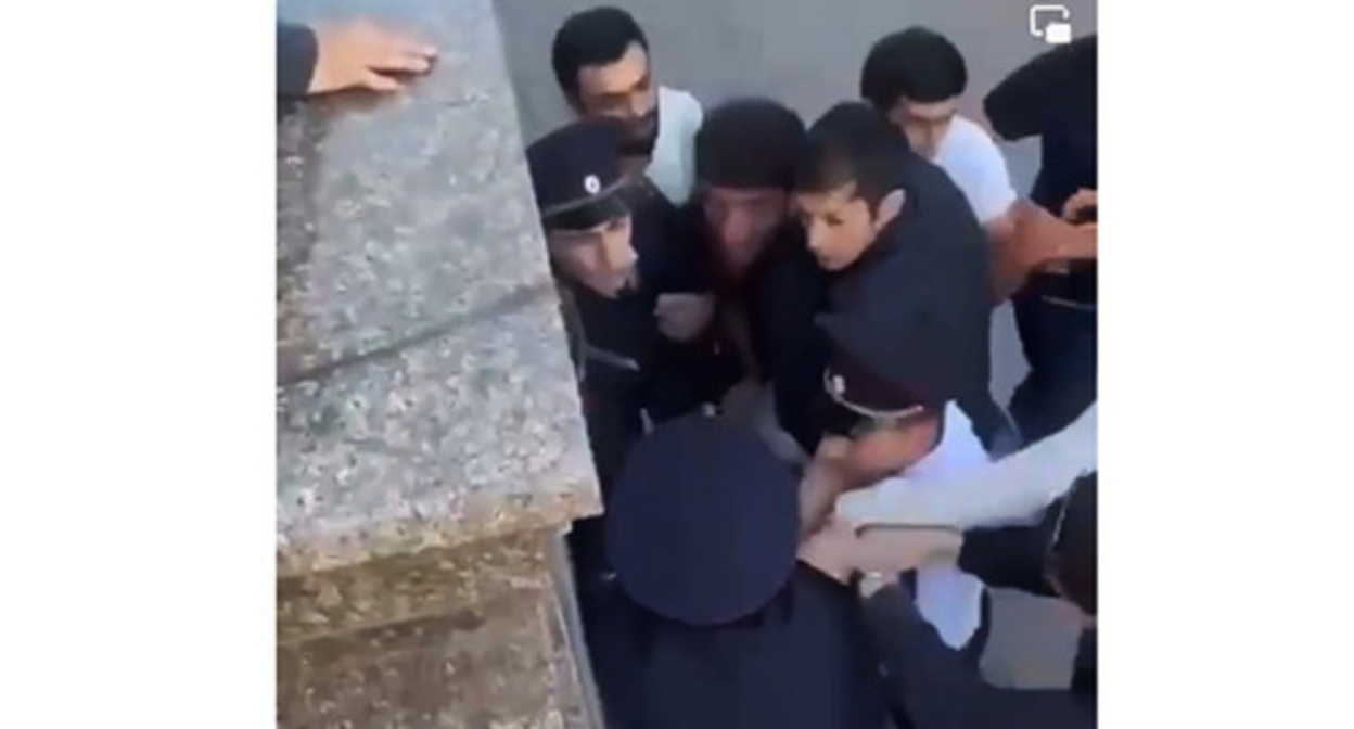Screenshot of a video of beating up the mobilization opponent in Makhachkala https://t.me/thelawyersays/124 Screenshot of a video of beating up the mobilization opponent in Makhachkala https://t.me/thelawyersays/124