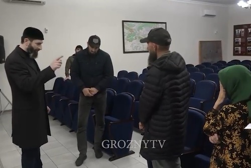 Adam Elzhurkaev has reprimanded Khasukha Suliev. Screenshot of the video https://www.instagram.com/p/CkRMwmvjjCV/?hl=ru Adam Elzhurkaev has reprimanded Khasukha Suliev. Screenshot of the video https://www.instagram.com/p/CkRMwmvjjCV/?hl=ru