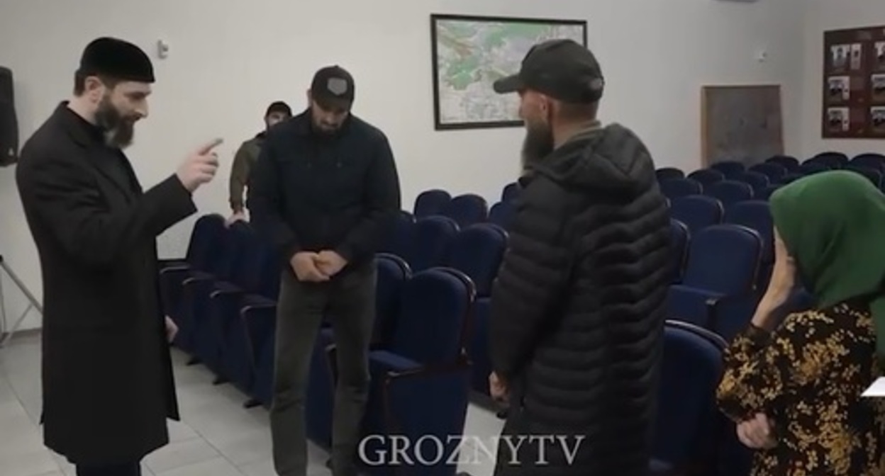 Adam Elzhurkaev has reprimanded Khasukha Suliev. Screenshot of the video https://www.instagram.com/p/CkRMwmvjjCV/?hl=ru Adam Elzhurkaev has reprimanded Khasukha Suliev. Screenshot of the video https://www.instagram.com/p/CkRMwmvjjCV/?hl=ru