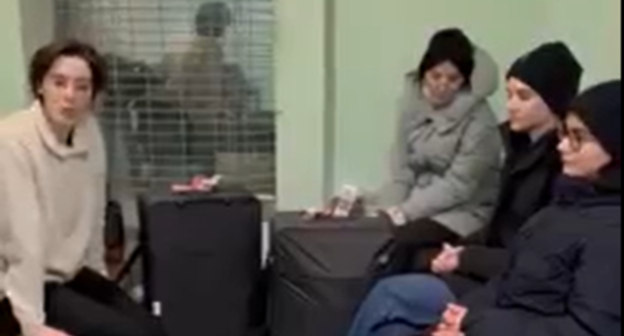 The girls from Dagestan at the "Verkhniy Lars" checkpoint. Screenshot of the video posted on Svetlana Anokhina's Facebook* https://m.facebook.com/story.php?story_fbid=pfbid0xX6maVDtE1JeueGxxgZ7BJ2qTnHMtQL6NfaL8YX7NC4KKTdwMDkW8Bh7tQGzgcrNl&id=1744597519&mibextid=Uf0jNW The girls from Dagestan at the "Verkhniy Lars" checkpoint. Screenshot of the video posted on Svetlana Anokhina's Facebook* https://m.facebook.com/story.php?story_fbid=pfbid0xX6maVDtE1JeueGxxgZ7BJ2qTnHMtQL6NfaL8YX7NC4KKTdwMDkW8Bh7tQGzgcrNl&id=1744597519&mibextid=Uf0jNW