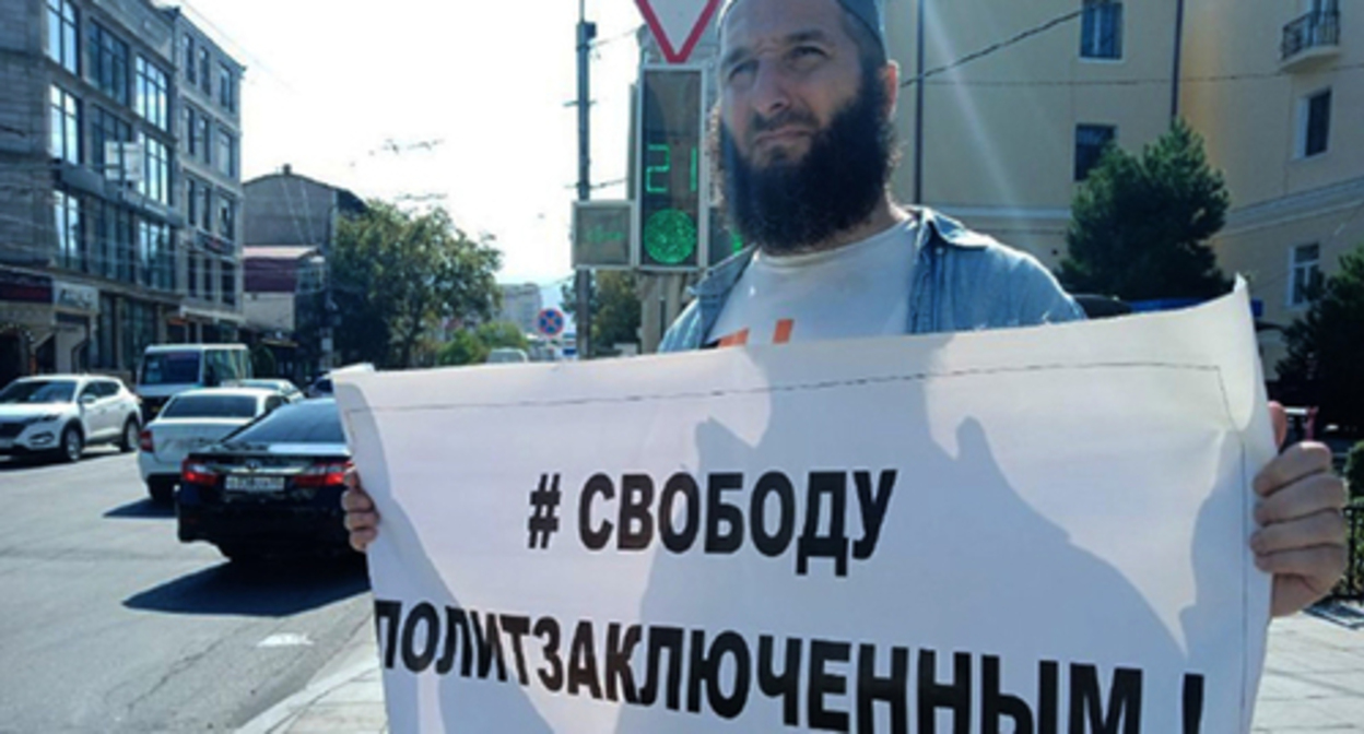 Idris Yusupov held a picket demanding the release of political prisoners. Makhachkala, September 22, 2022. Photo https://chernovik.net/news/neskolko-zhurnalistov-proveli-odinochnye-pikety-v-makhachkale Idris Yusupov held a picket demanding the release of political prisoners. Makhachkala, September 22, 2022. Photo https://chernovik.net/news/neskolko-zhurnalistov-proveli-odinochnye-pikety-v-makhachkale