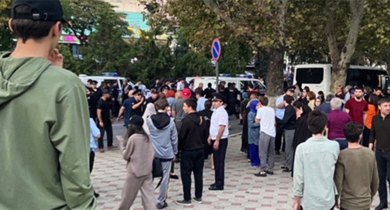 A rally against mobilization. Makhachkala, September 2002. Photo: https://zona.media A rally against mobilization. Makhachkala, September 2002. Photo: https://zona.media