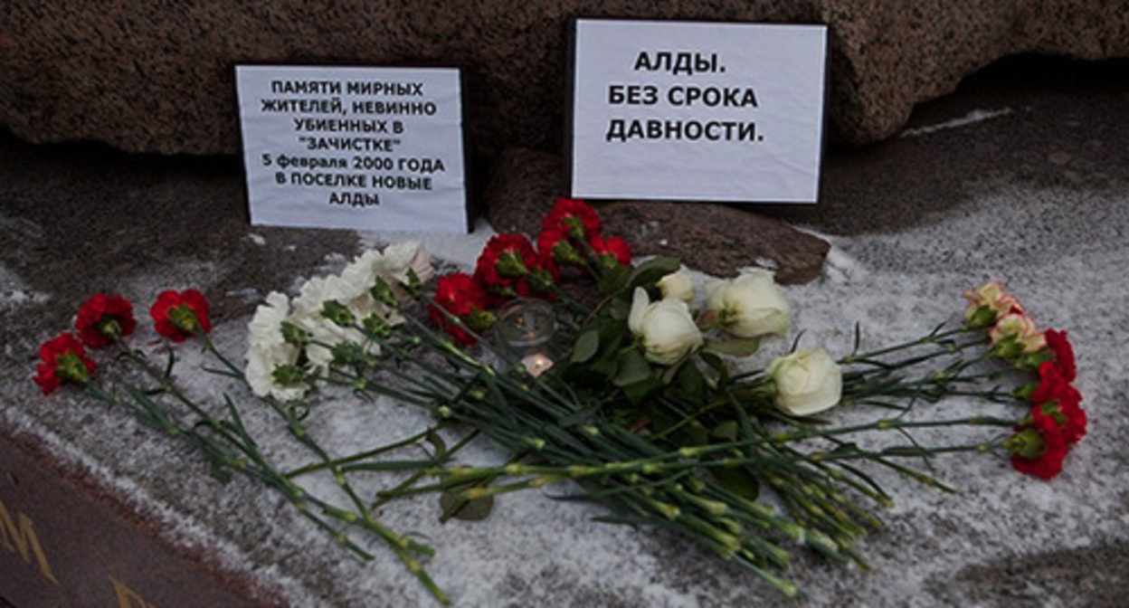 Flowers in memory of those who were killed in the dwelling settlement of Novye Aldy. Photo by Yelena Lukyanova https://novayagazeta.spb.ru Flowers in memory of those who were killed in the dwelling settlement of Novye Aldy. Photo by Yelena Lukyanova https://novayagazeta.spb.ru