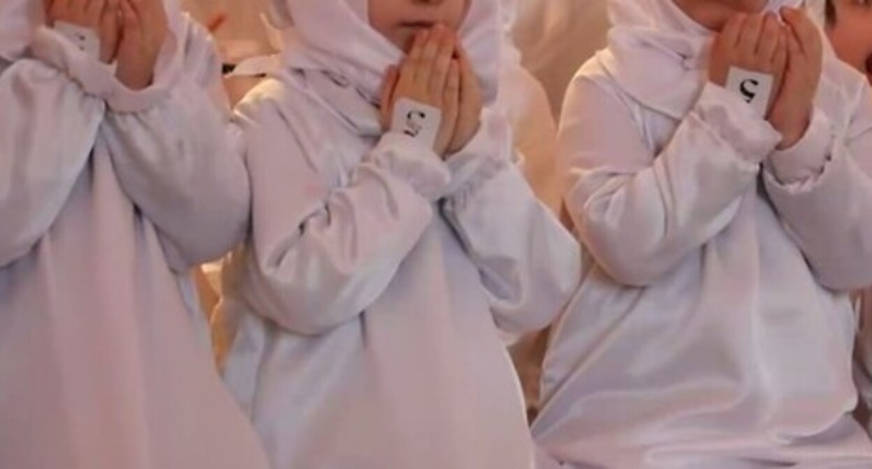 The girls are praying. Screenshot of the video posted on Ramzan Kadyrov's Telegram channel, November 12, 2022, https://t.me/RKadyrov_95/3089 The girls are praying. Screenshot of the video posted on Ramzan Kadyrov's Telegram channel, November 12, 2022, https://t.me/RKadyrov_95/3089