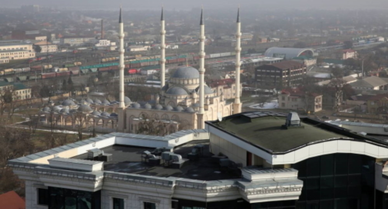 A mosque in Gudermes. Photo: https://ru.wikipedia.org/wiki/%D0%93%D1%83%D0%B4%D0%B5%D1%80%D0%BC%D0%B5%D1%81%D1%81%D0%BA%D0%B0%D1%8F_%D1%81%D0%BE%D0%B1%D0%BE%D1%80%D0%BD%D0%B0%D1%8F_%D0%BC%D0%B5%D1%87%D0%B5%D1%82%D1%8C A mosque in Gudermes. Photo: https://ru.wikipedia.org/wiki/%D0%93%D1%83%D0%B4%D0%B5%D1%80%D0%BC%D0%B5%D1%81%D1%81%D0%BA%D0%B0%D1%8F_%D1%81%D0%BE%D0%B1%D0%BE%D1%80%D0%BD%D0%B0%D1%8F_%D0%BC%D0%B5%D1%87%D0%B5%D1%82%D1%8C