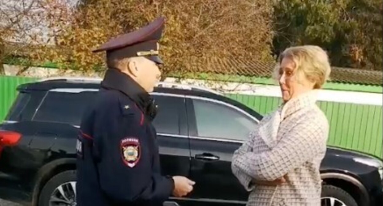 A police officer talks to Natalia Garyaeva. November 16, 2022. Photo courtesy of Vadim Motovilov for the "Caucasian Knot" A police officer talks to Natalia Garyaeva. November 16, 2022. Photo courtesy of Vadim Motovilov for the "Caucasian Knot"