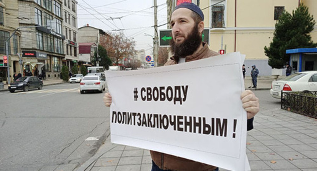Idris Yusupov during a solo picket. Makhachkala, November 28, 2022. Photo: Telegram channel chernovik.net Idris Yusupov during a solo picket. Makhachkala, November 28, 2022. Photo: Telegram channel chernovik.net