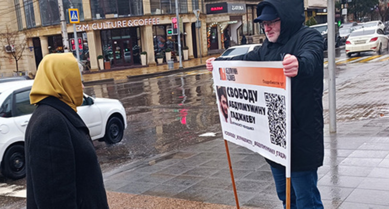 Magomed Magomedov at a solo picket. Makhachkala, December 5, 2022. Photo by the “Caucasian Knot” correspondent Magomed Magomedov at a solo picket. Makhachkala, December 5, 2022. Photo by the “Caucasian Knot” correspondent