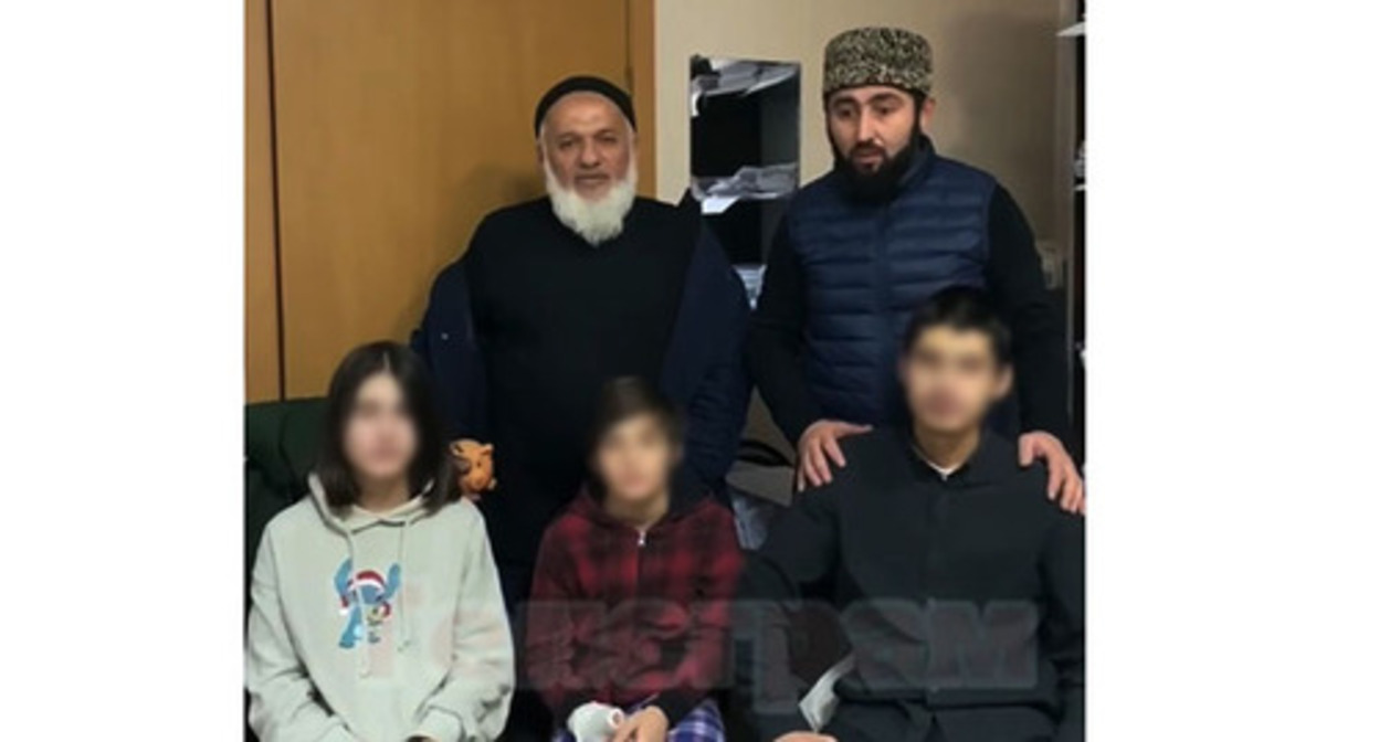 Minor children, who threatened to jump off the fourth level of the building, with their grandfather and the local Imam. Kaliningrad Region. Screenshot of the video https://t.me/chp_kavkaz/11707 Minor children, who threatened to jump off the fourth level of the building, with their grandfather and the local Imam. Kaliningrad Region. Screenshot of the video https://t.me/chp_kavkaz/11707