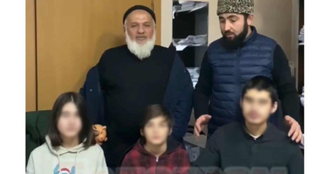 Minor children, who threatened to jump off the fourth level of the building, with their grandfather and the local Imam. Kaliningrad Region. Screenshot of the video https://t.me/chp_kavkaz/11707 Minor children, who threatened to jump off the fourth level of the building, with their grandfather and the local Imam. Kaliningrad Region. Screenshot of the video https://t.me/chp_kavkaz/11707