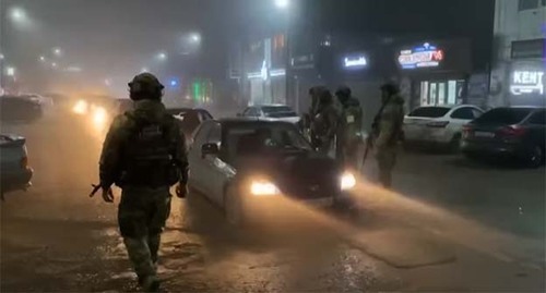 The checks conducted by law enforcers in Urus-Martan. December 12, 2022. Screenshot https://www.youtube.com/watch?v=g7fS4TEu4oc The checks conducted by law enforcers in Urus-Martan. December 12, 2022. Screenshot https://www.youtube.com/watch?v=g7fS4TEu4oc