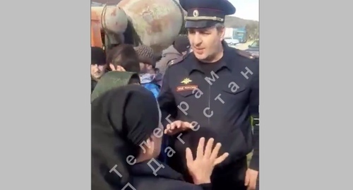 Protesters in Kayakent are arguing with a police officer. Screenshot of a video from the "ChP Dagestan" Telegram channel https://t.me/chp_Dagestan1/1082 Protesters in Kayakent are arguing with a police officer. Screenshot of a video from the "ChP Dagestan" Telegram channel https://t.me/chp_Dagestan1/1082