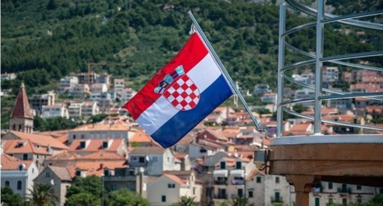 The flag of Croatia. Photo: TURIZM.RU https://www.turizm.ru/news/croatia/novye_pravila_khorvatiya_pustit_v_stranu_tolko_posle_polucheniya_razresheniya_ot_politsii/ The flag of Croatia. Photo: TURIZM.RU https://www.turizm.ru/news/croatia/novye_pravila_khorvatiya_pustit_v_stranu_tolko_posle_polucheniya_razresheniya_ot_politsii/