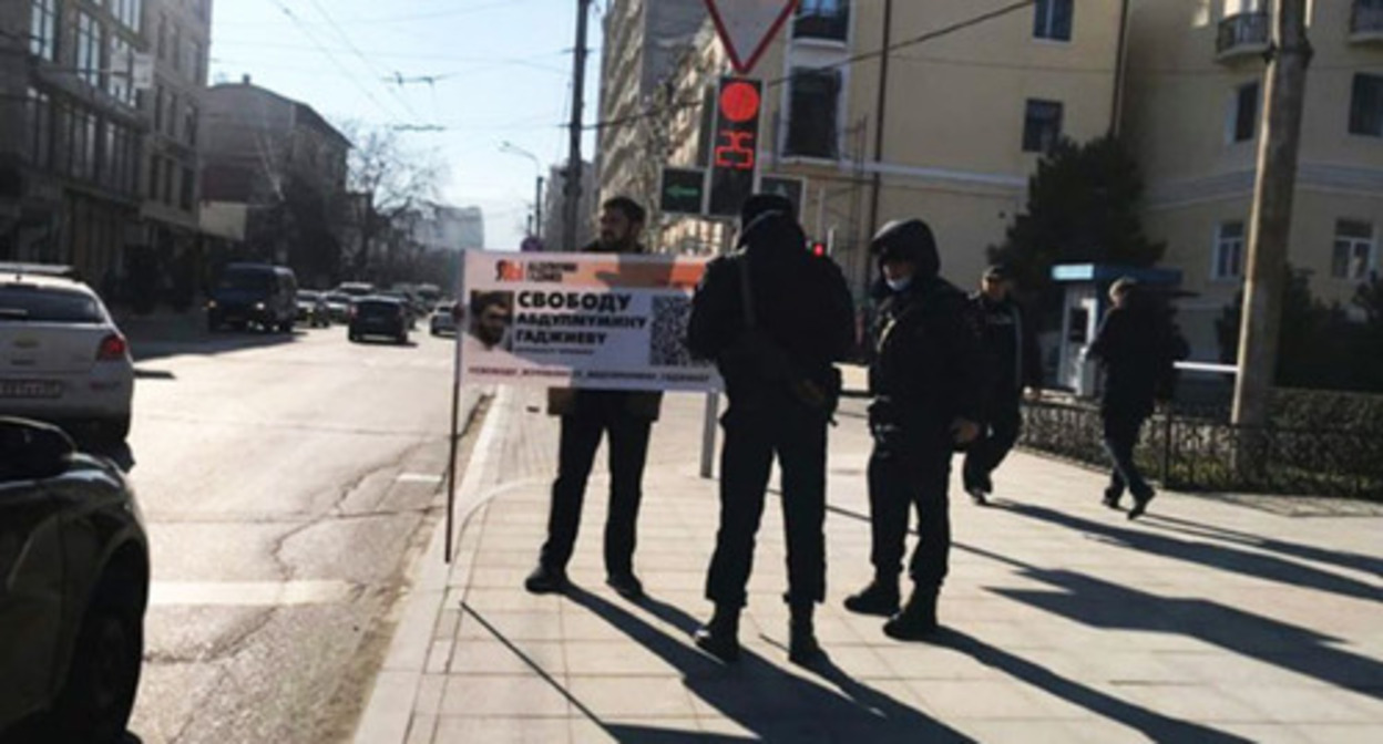 A picket in support of Abdulmumin Gadjiev. Photo: Ruslan Isaev https://doshdu.com A picket in support of Abdulmumin Gadjiev. Photo: Ruslan Isaev https://doshdu.com