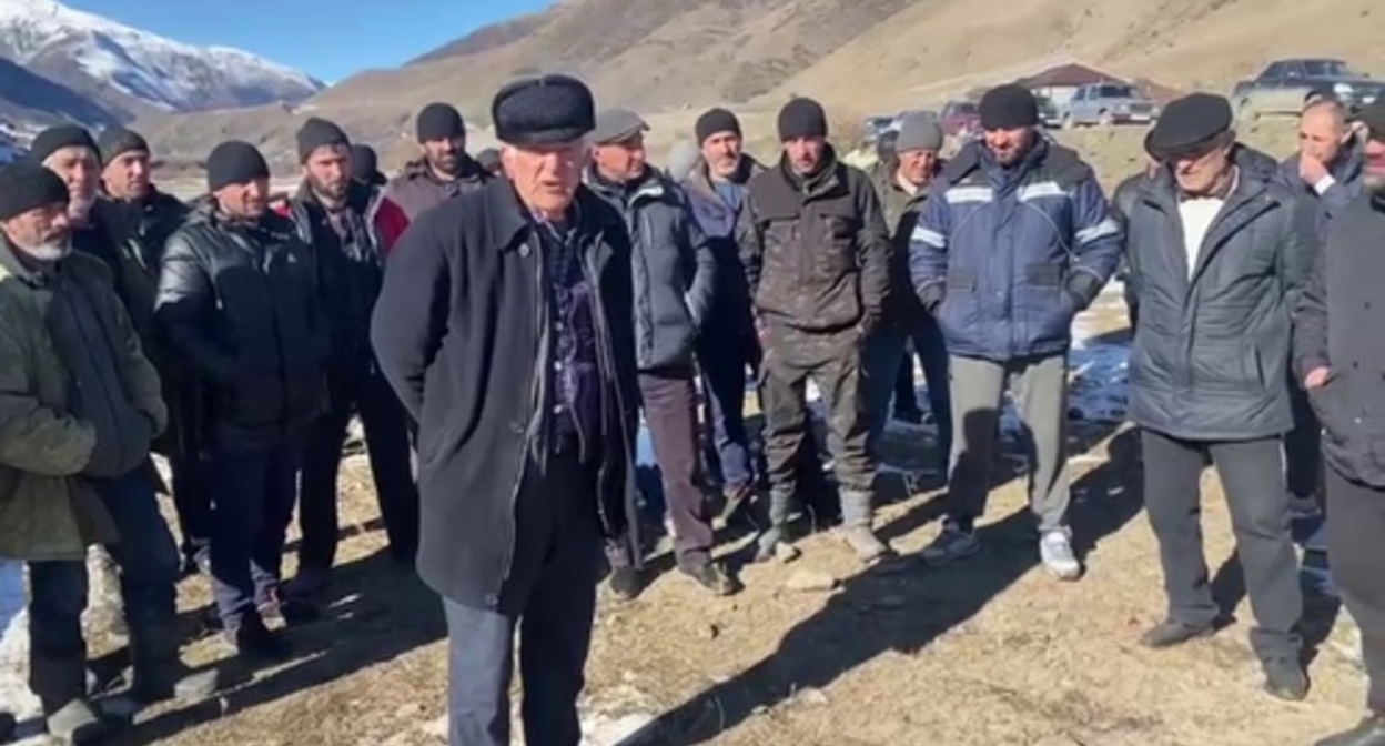 Screenshot of a video appeal of the villagers in the Rutulsky District to the head of Dagestan https://t.me/novoedelo/14792 Screenshot of a video appeal of the villagers in the Rutulsky District to the head of Dagestan https://t.me/novoedelo/14792