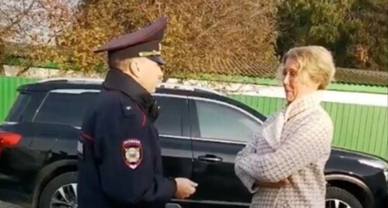 A police officer talks to Natalia Garyaeva. November 16, 2022. Photo courtesy of Vadim Motovilov for the "Caucasian Knot" A police officer talks to Natalia Garyaeva. November 16, 2022. Photo courtesy of Vadim Motovilov for the "Caucasian Knot"