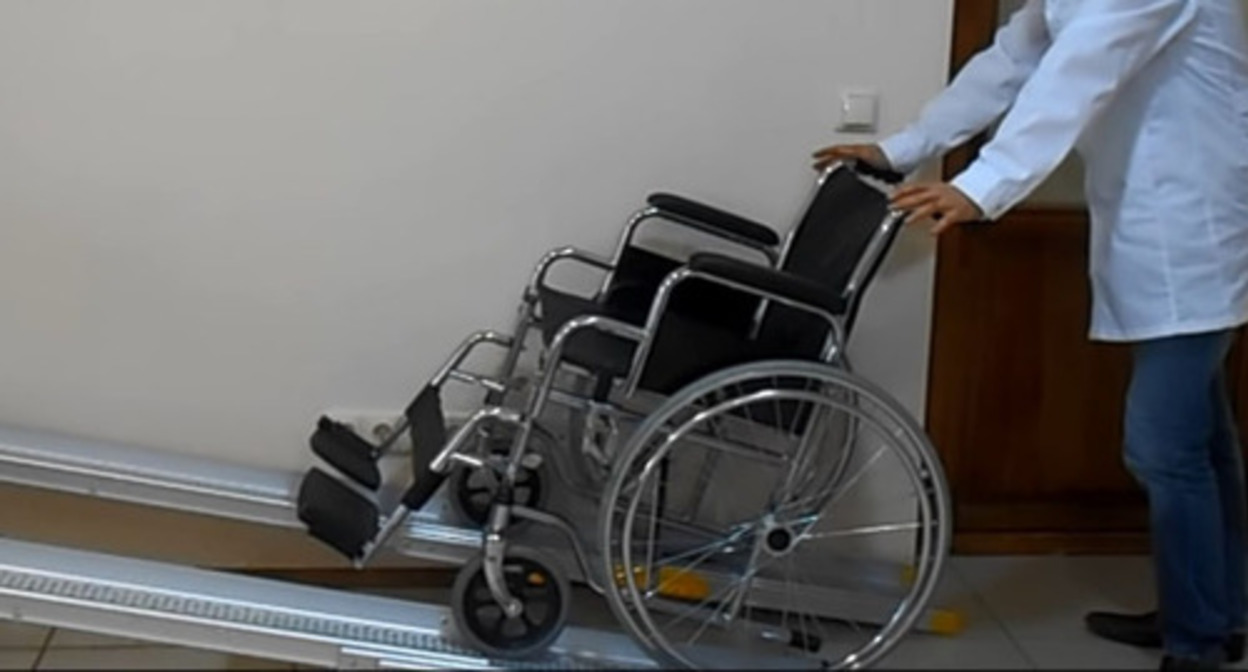 A ramp and a wheelchair. Screenshot of the video https://www.youtube.com/watch?v=7gZyRxGef6U A ramp and a wheelchair. Screenshot of the video https://www.youtube.com/watch?v=7gZyRxGef6U