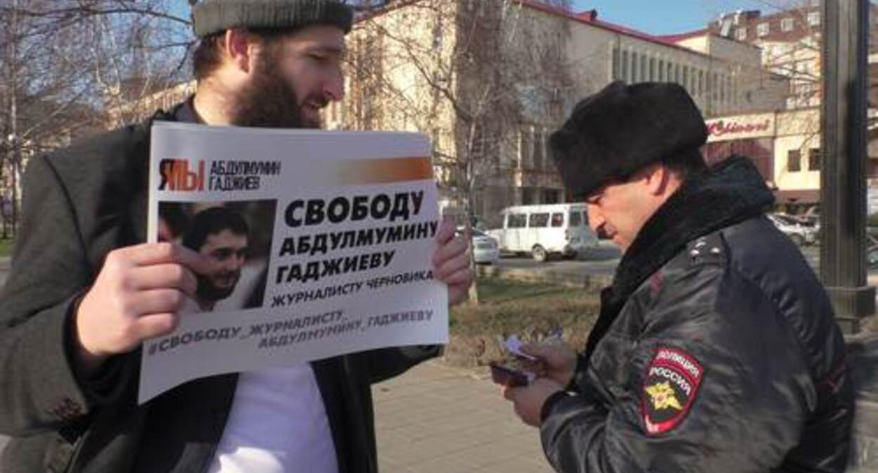 Idris Yusupov talking to the law enforcers during a picket. Photo by the "Caucasian Knot" correspondent Idris Yusupov talking to the law enforcers during a picket. Photo by the "Caucasian Knot" correspondent