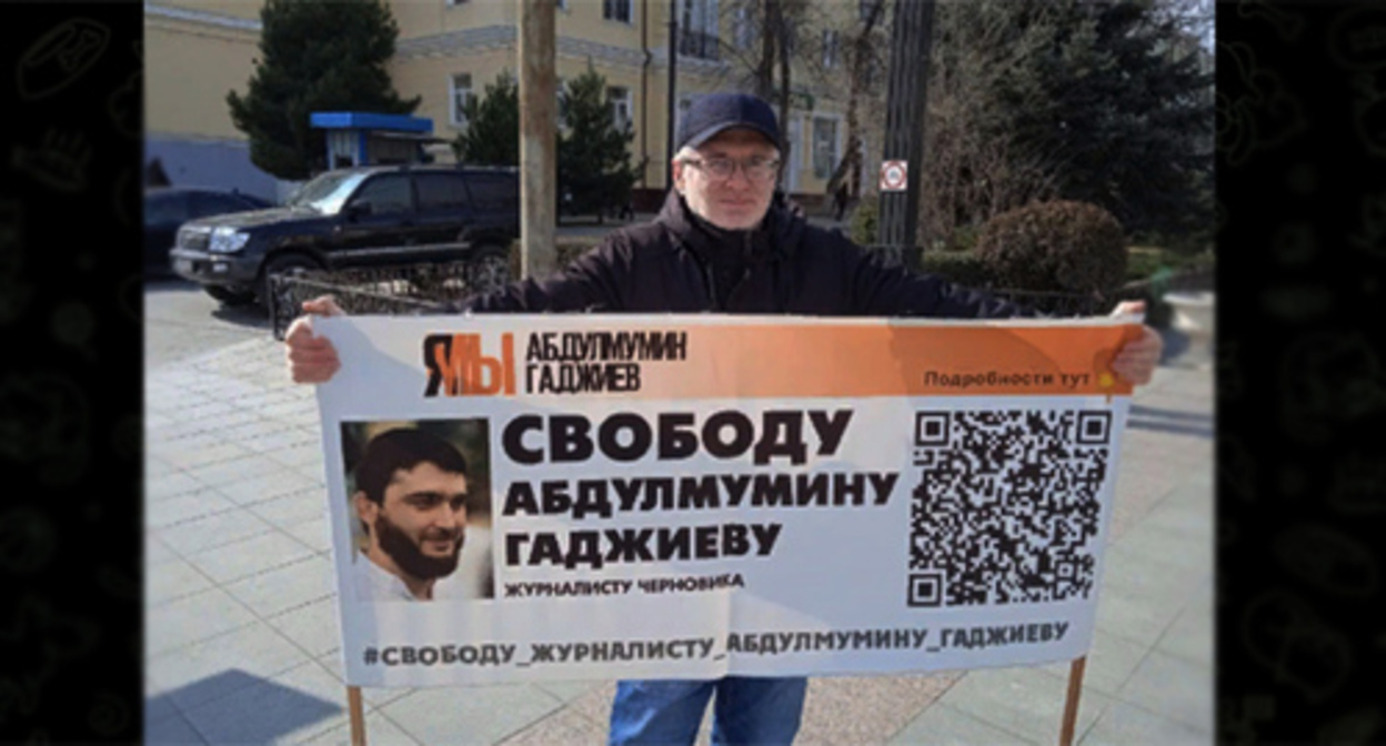 Magomed Magomedov at a solo picket. Screenshot https://t.me/chernovik/47142 Magomed Magomedov at a solo picket. Screenshot https://t.me/chernovik/47142