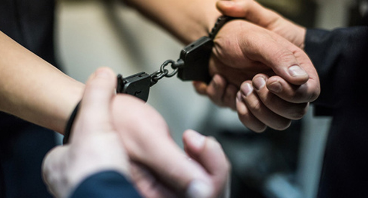 Handcuffs. Photo by Yelena Sineok, Yuga.ru Handcuffs. Photo by Yelena Sineok, Yuga.ru