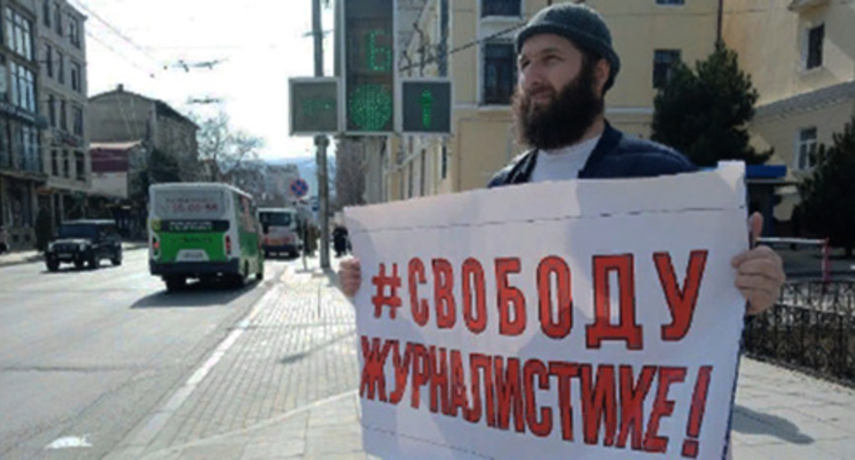 Idris Yusupov at a solo picket. Makhachkala, March 13, 2023. Screenshot https://t.me/chernovik/47570 Idris Yusupov at a solo picket. Makhachkala, March 13, 2023. Screenshot https://t.me/chernovik/47570