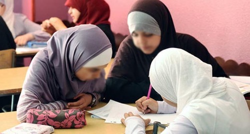 A lesson at the Muslim school. Photo: https://realnoevremya.ru/articles/80170-mrakobesy-protiv-shkol A lesson at the Muslim school. Photo: https://realnoevremya.ru/articles/80170-mrakobesy-protiv-shkol