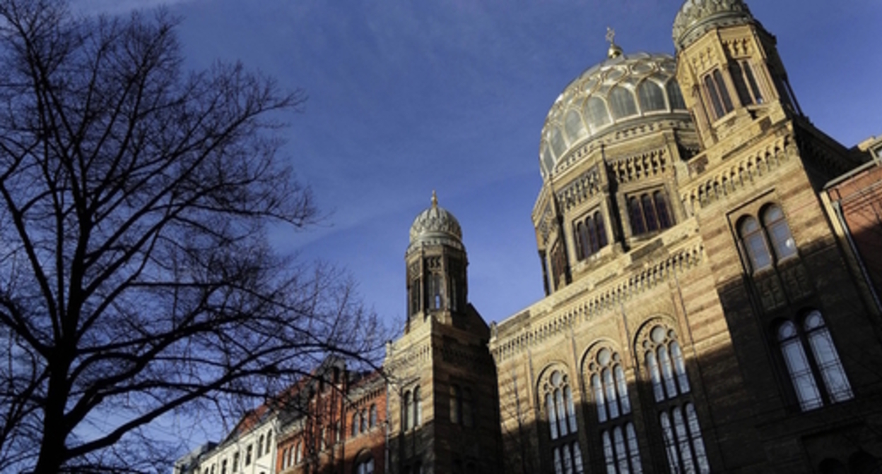 A Berlin synagogue, photo: https://ru.wikipedia.org/wiki/%D0%9D%D0%BE%D0%B2%D0%B0%D1%8F_%D1%81%D0%B8%D0%BD%D0%B0%D0%B3%D0%BE%D0%B3%D0%B0_(%D0%91%D0%B5%D1%80%D0%BB%D0%B8%D0%BD) A Berlin synagogue, photo: https://ru.wikipedia.org/wiki/%D0%9D%D0%BE%D0%B2%D0%B0%D1%8F_%D1%81%D0%B8%D0%BD%D0%B0%D0%B3%D0%BE%D0%B3%D0%B0_(%D0%91%D0%B5%D1%80%D0%BB%D0%B8%D0%BD)