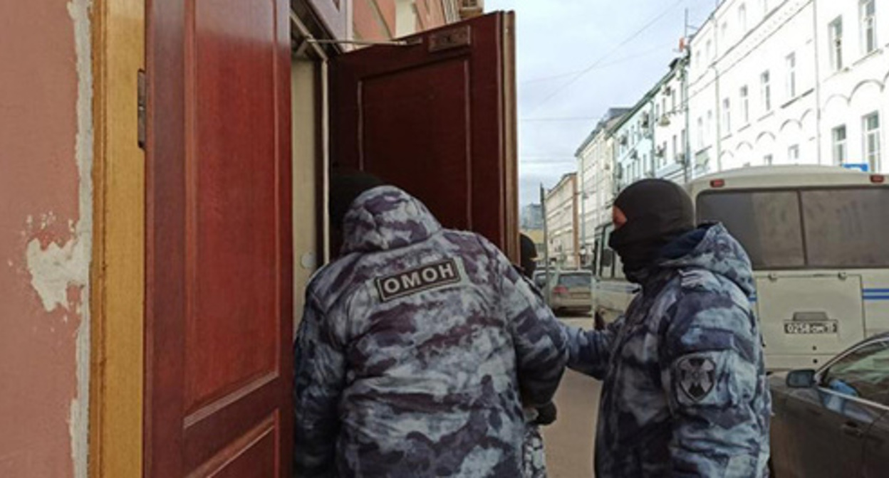 Law enforcers near the office of the HRC "Memorial."* Photo: https://memohrc.org ** *The organization was included by the Russian Ministry of Justice in the register of NCOs, performing the functions of a foreign agent, and was liquidated by a court’s decision Law enforcers near the office of the HRC "Memorial."* Photo: https://memohrc.org ** *The organization was included by the Russian Ministry of Justice in the register of NCOs, performing the functions of a foreign agent, and was liquidated by a court’s decision