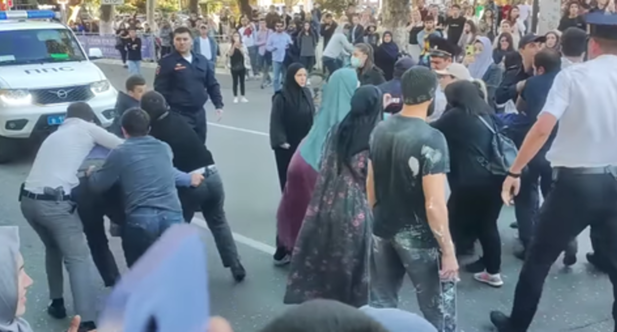 Dispersal of the protest actions against mobilization in Makhachkala. Screenshot of the video by the "Caucasian Knot" https://www.youtube.com/watch?v=bCBMViHbxGI&t=7s Dispersal of the protest actions against mobilization in Makhachkala. Screenshot of the video by the "Caucasian Knot" https://www.youtube.com/watch?v=bCBMViHbxGI&t=7s