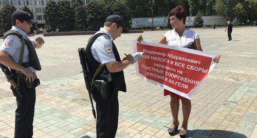 Larisa Bachieva at a solo picket. Makhachkala, July 19, 2019. Photo by Patimat Makhmudova for the "Caucasian Knot" Larisa Bachieva at a solo picket. Makhachkala, July 19, 2019. Photo by Patimat Makhmudova for the "Caucasian Knot"