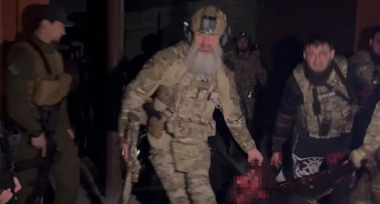 The law enforcers are carrying the man killed in Gudermes. Screenshot of the video t.me/RKadyrov_95 The law enforcers are carrying the man killed in Gudermes. Screenshot of the video t.me/RKadyrov_95