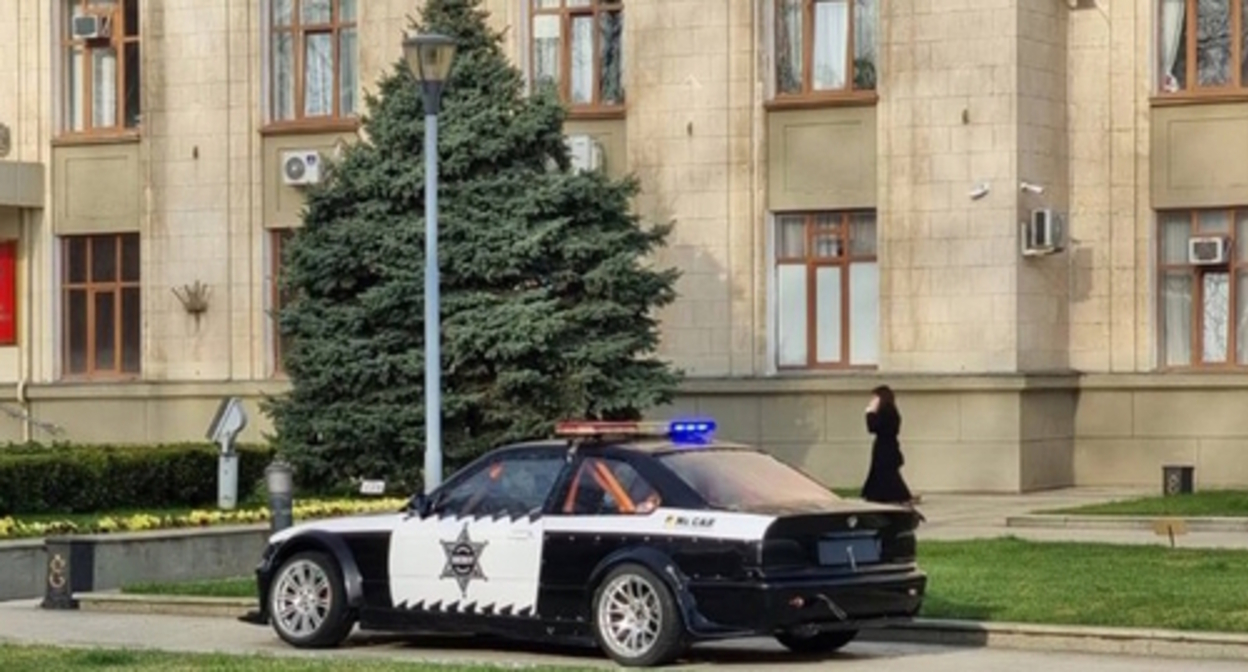 A car near the administration building of the Krasnodar Territory. Photo: Yelena Sineok, Yuga.ru A car near the administration building of the Krasnodar Territory. Photo: Yelena Sineok, Yuga.ru