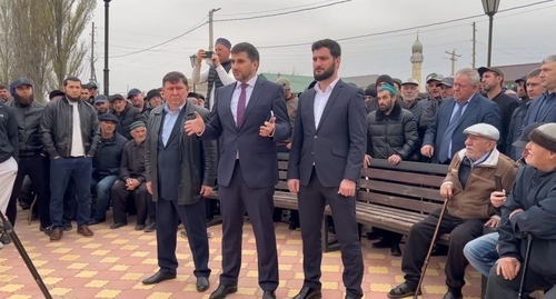 Ullubiy Khanmurzaev, the acting head of the Buynaksk District, speaks at the villagers' protest action. Screenshot of the video by the administration of the Buynaksk District https://www.youtube.com/watch?v=EOodjY4k5dg&t=2s Ullubiy Khanmurzaev, the acting head of the Buynaksk District, speaks at the villagers' protest action. Screenshot of the video by the administration of the Buynaksk District https://www.youtube.com/watch?v=EOodjY4k5dg&t=2s