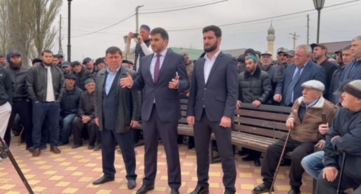Ullubiy Khanmurzaev, the acting head of the Buynaksk District, speaks at the villagers' protest action. Screenshot of the video by the administration of the Buynaksk District https://www.youtube.com/watch?v=EOodjY4k5dg&t=2s Ullubiy Khanmurzaev, the acting head of the Buynaksk District, speaks at the villagers' protest action. Screenshot of the video by the administration of the Buynaksk District https://www.youtube.com/watch?v=EOodjY4k5dg&t=2s