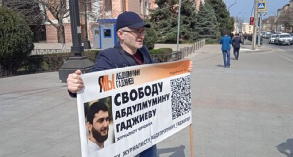 Magomed Magomedov at a solo picket. Photo from the Telegram channel of the Chernovik.net Magomed Magomedov at a solo picket. Photo from the Telegram channel of the Chernovik.net