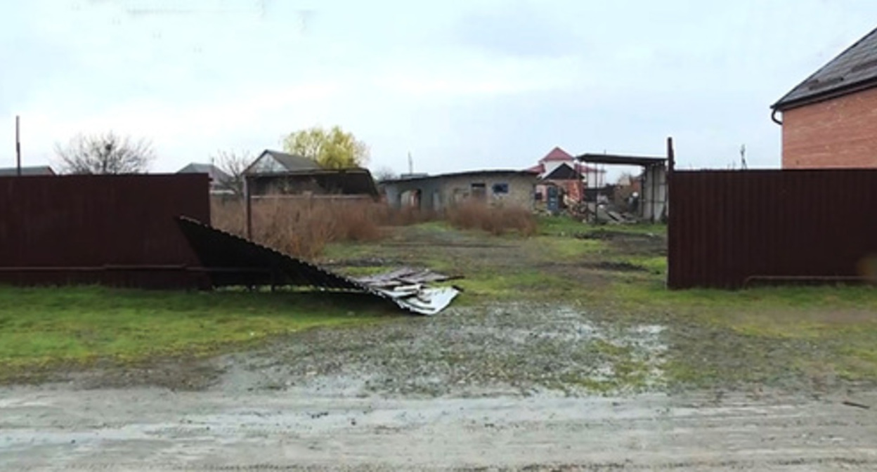The house where the suspected militants were hiding. Screenshot of the video posted on the Telegram channel of the "Izvestiya" on April 8, 2023, https://t.me/izvestia/127602 The house where the suspected militants were hiding. Screenshot of the video posted on the Telegram channel of the "Izvestiya" on April 8, 2023, https://t.me/izvestia/127602