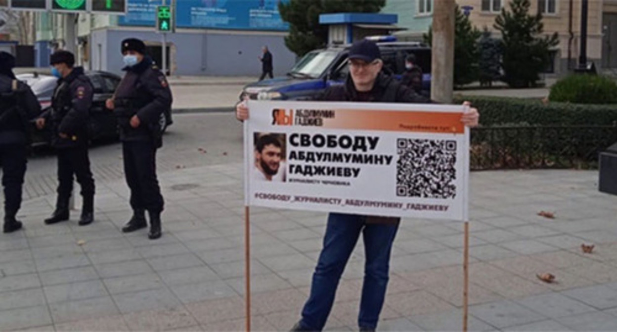 Magomed Magomedov and the police. Photo: https://chernovik.net Magomed Magomedov and the police. Photo: https://chernovik.net