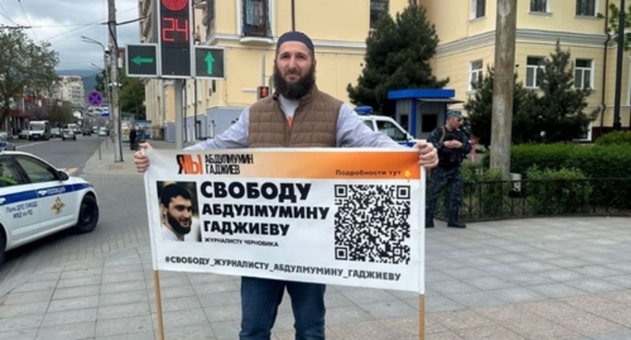 Idris Yusupov at a picket. Photo from the Telegram channel of the “Chernovik” (Rough Draft) Idris Yusupov at a picket. Photo from the Telegram channel of the “Chernovik” (Rough Draft)