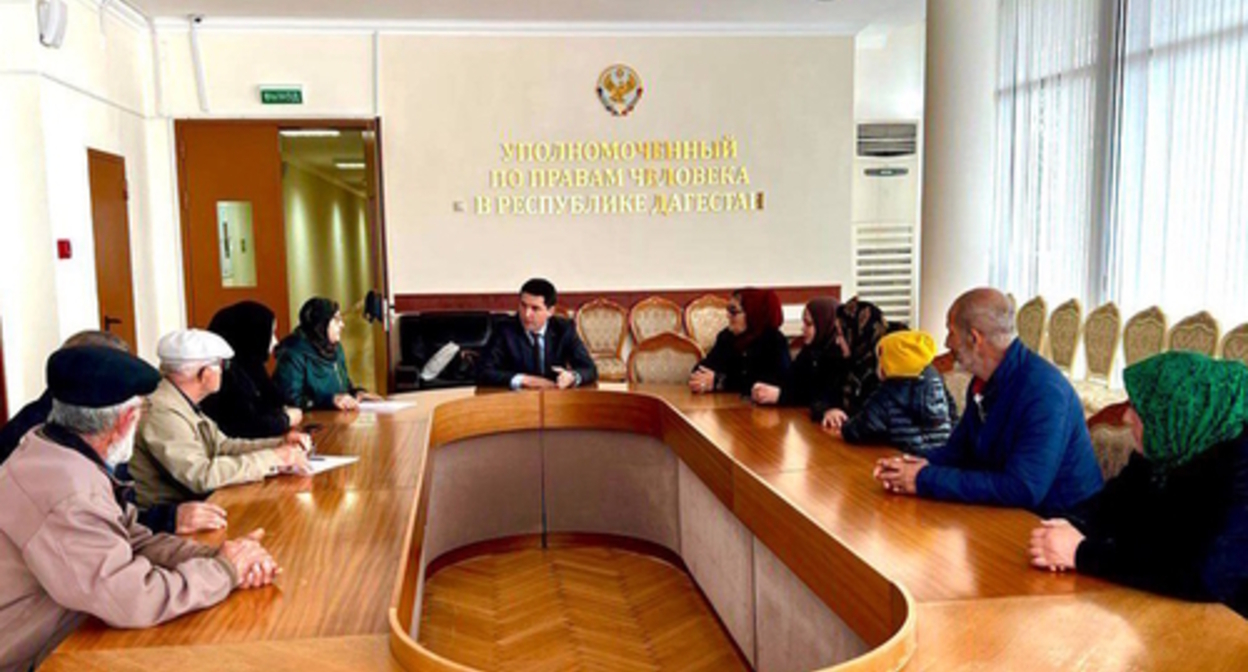 Relatives of the women convicted and serving their terms in Iraqi jails at a meeting with Djamal Aliev. Photo by the press service of the Ombudsperson of Dagestan https://t.me/ombudsman05/503 Relatives of the women convicted and serving their terms in Iraqi jails at a meeting with Djamal Aliev. Photo by the press service of the Ombudsperson of Dagestan https://t.me/ombudsman05/503