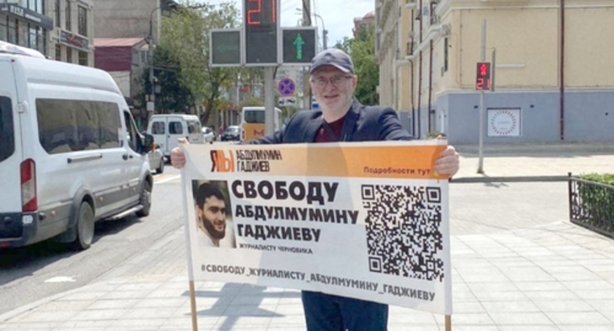 Magomed Magomedov at a solo picket. Makhachkala, May 8, 2023. Photo from the Telegram channel of the "Chernovik" weekly outlet https://t.me/chernovik/51111 Magomed Magomedov at a solo picket. Makhachkala, May 8, 2023. Photo from the Telegram channel of the "Chernovik" weekly outlet https://t.me/chernovik/51111