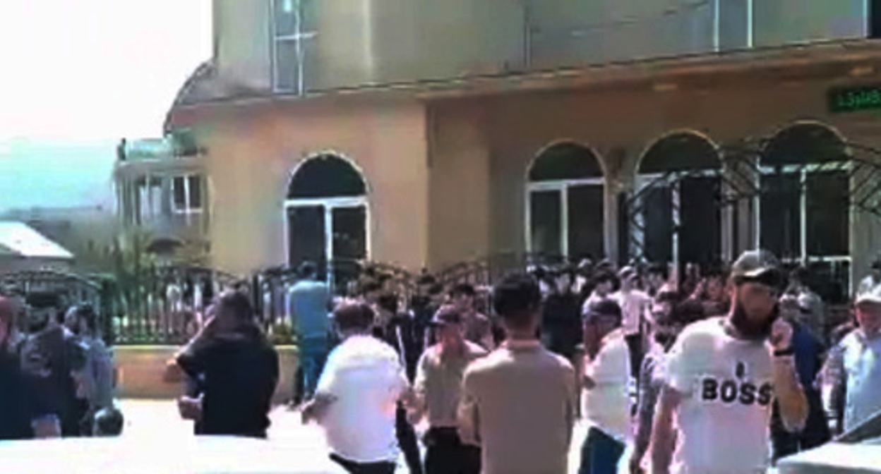 A gathering of the residents of the village of Nizhneye Kazanische against the criminal prosecution of their fellow villager Osman Osmanov. May 25, 2023. Screenshot of the video https://t.me/chernovik/52208 A gathering of the residents of the village of Nizhneye Kazanische against the criminal prosecution of their fellow villager Osman Osmanov. May 25, 2023. Screenshot of the video https://t.me/chernovik/52208