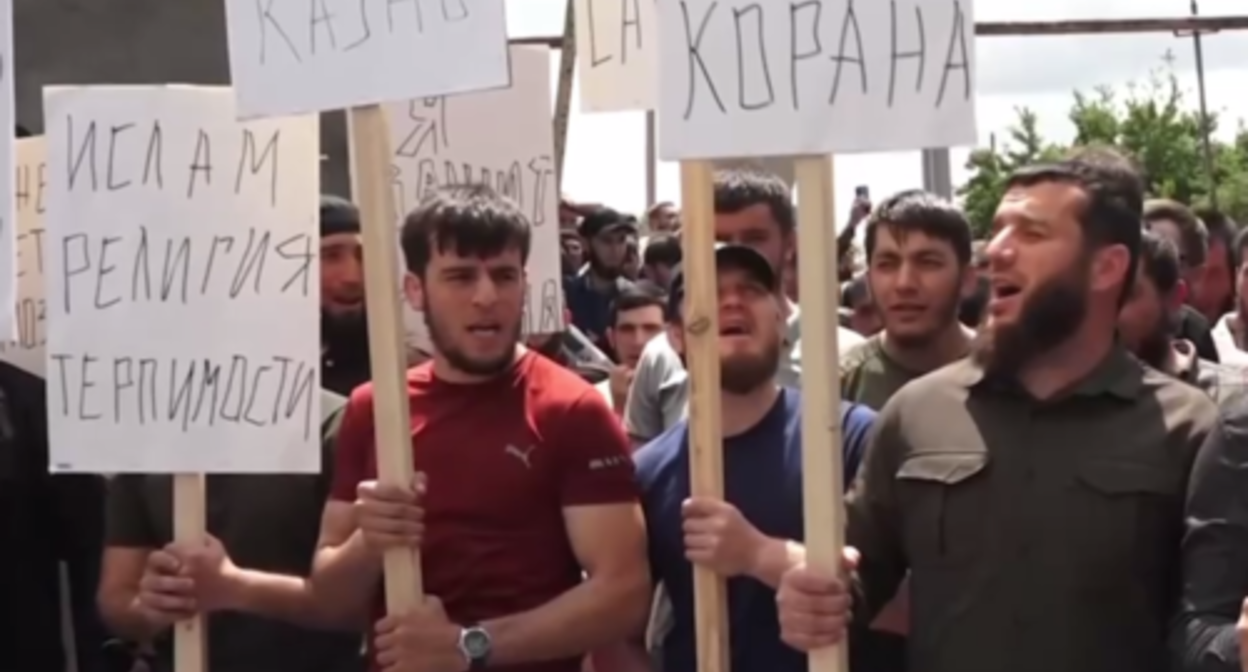 Participants of the action near the SIZO (pre-trial prison) in Grozny. Screenshot of the video posted on the Telegram channel of the Grozny Inform on May 27, 2023 https://t.me/groznyinform/22326 Participants of the action near the SIZO (pre-trial prison) in Grozny. Screenshot of the video posted on the Telegram channel of the Grozny Inform on May 27, 2023 https://t.me/groznyinform/22326